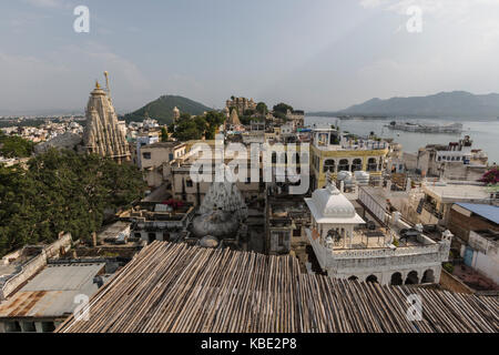 Le lac Pichola avec vue sur la city palace à Udaipur, Rajasthan, Inde Banque D'Images