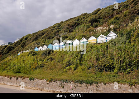 Septembre 2017 bournemouth - cabines de plage sur les falaises le long de la mer photo prise par Simon dack Banque D'Images