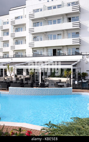 Septembre 2017 Bournemouth - The Cumberland Hotel avec piscine extérieure sur une falaise en bord de mer Photo prise par Simon Dack Banque D'Images