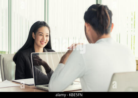 Entrevue d'emploi - Photo de Asian businessman requérant lors d'écouter les réponses du candidat. Banque D'Images