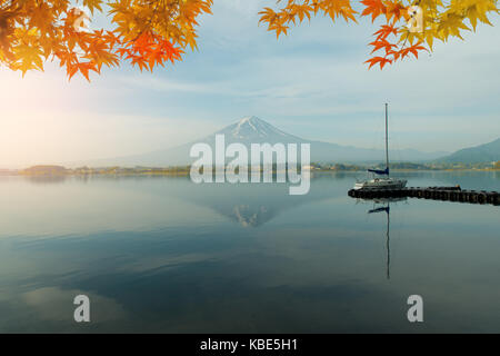 Saison d'automne et la montagne fuji dans matin avec feuilles érable rouge au lac Kawaguchi, Japon. saison d'automne au Japon. Banque D'Images