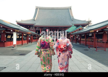 Deux femmes asiatiques portant des kimono traditionnel japonais dans la région de temple Sensoji à Tokyo, Japon. Banque D'Images
