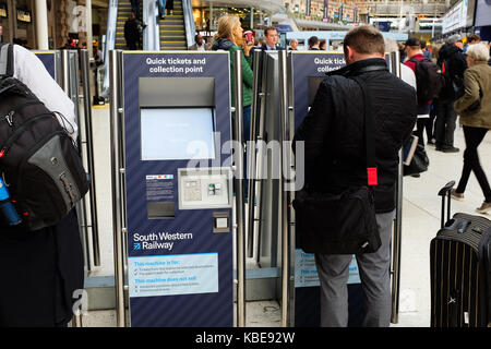 Un South Western Railway pour 'la machine' rapidement des billets à la gare de Waterloo à Londres, en Angleterre. Photo prise en 2017. Banque D'Images