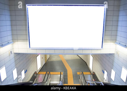 Couloir moderne de la station de métro de l'aéroport ou avec des panneaux sur le mur vierge Banque D'Images