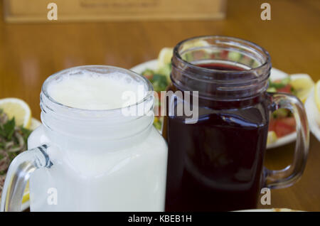Boisson turc ayran et salgam Banque D'Images