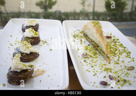 Desserts turcs ; sweet fig et baklava on plate Banque D'Images