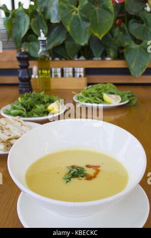 La soupe aux lentilles et table à manger privée en remuant la soupe Banque D'Images