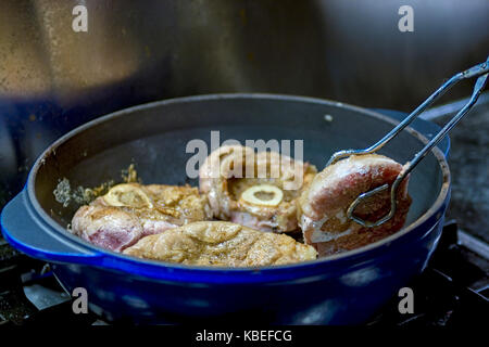 La cuisson du veau shanks avec de la farine dans le moule pour la préparation d'osso buco Banque D'Images