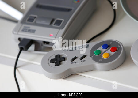 Le nouveau nintendo snes mini, (Super Nintendo Entertainment System) photographié à une maison à Chichester, West Sussex, UK. Banque D'Images