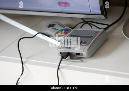 Le nouveau nintendo snes mini, (Super Nintendo Entertainment System) photographié à une maison à Chichester, West Sussex, UK. Banque D'Images