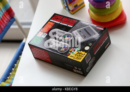 Le nouveau nintendo snes mini, (Super Nintendo Entertainment System) photographié à une maison à Chichester, West Sussex, UK. Banque D'Images