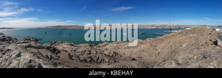 Vue panoramique du port de luderitz et son paysage rocheux avec de nombreux bateaux et navires dans le lagon, Namibie, Afrique du Sud Banque D'Images