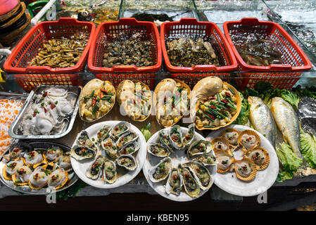 Des fruits de mer mixtes gastronomique sur l'affichage à Xiamen Chine marché de rue Banque D'Images