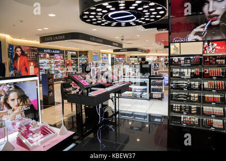 Saint-Pétersbourg, Russie - le 14 octobre 2016 : les parfums et cosmétiques Boutique hors taxes, dans la nouvelle l'aéroport Pulkovo Banque D'Images