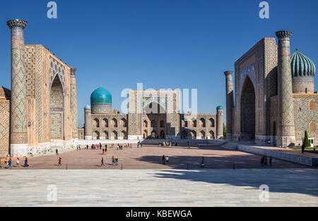 Trois dans les Madrasah médiévale place du Registan, Samarkand, Ouzbékistan Banque D'Images