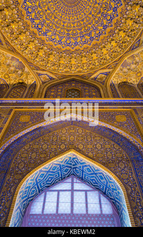 Samarkand, Ouzbékistan - 15 octobre 2016 : intérieur de la mosquée tilya kari madrasah sur la place du Registan Banque D'Images