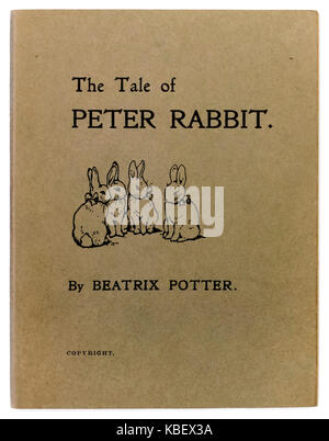 "Le conte de Pierre Lapin' par Beatrix Potter (1866-1943). Photographie de couverture de l'un des 250 exemplaires de l'impression en privé par l'auteur en décembre 1901 avant l'editeur F. Warne & Co. a accepté de publier le titre commercialement en 1902. Voir plus d'informations ci-dessous. Banque D'Images