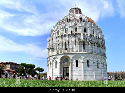 Battistero di San Giovanni, sur la Piazza dei Miracoli à Pise (Italie), 19 juillet 2017. | utilisation dans le monde entier Banque D'Images