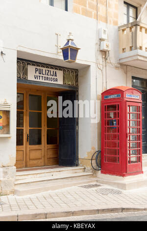 Le poste de police d'Vittoiosa Malte avec un vieux UK téléphone rouge fort à l'extérieur dans la rue Banque D'Images