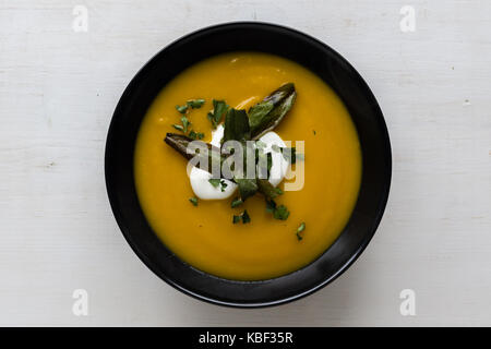 Crème de potiron soupe végétarienne saine en noir bol Banque D'Images