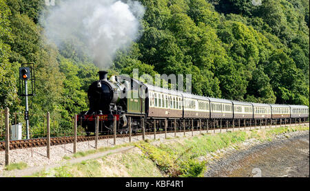 Départ en train à vapeur sur la Kingswear Dartmouth Steam Railway, tiré par GWR 2-8-0T No 4277 Hercules. Banque D'Images