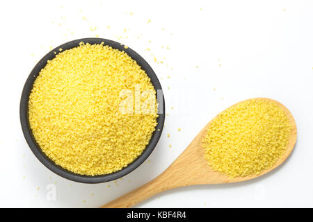 Concept d'aliments biologiques crus dans un bol de couscous on white background with copy space Banque D'Images