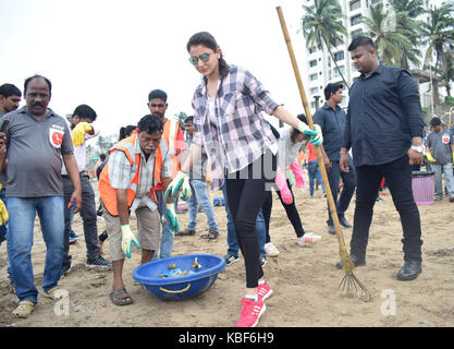 Mumbai, Inde. 29 septembre, 2017 L'actrice du film bollywwod. anushka sharma nettoie plage de versova pour alliance bharat campagne à plage de versova à Mumbai. crédit : azhar khan/Alamy live news Banque D'Images