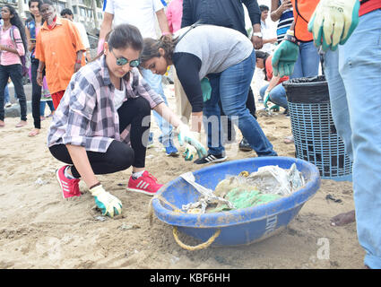 Mumbai, Inde. 29 septembre, 2017 L'actrice du film bollywwod. anushka sharma nettoie plage de versova pour alliance bharat campagne à plage de versova à Mumbai. crédit : azhar khan/Alamy live news Banque D'Images