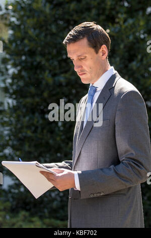 Tom Bossert, conseiller en sécurité nationale, lit ses notes lorsqu'il se prépare à parler avec les médias de l'impact de l'ouragan Maria sur Porto Rico en dehors de l'aile ouest de la Maison Blanche à Washington, DC, le jeudi 28 septembre 2017. Crédit: Alex Edelman/CNP /MediaPunch Banque D'Images