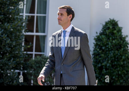 Tom Bossert, conseiller en sécurité nationale, se rend sur un podium devant l'aile ouest de la Maison Blanche où il parlera avec les médias de l'impact de l'ouragan Maria sur Porto Rico à Washington, DC, le jeudi 28 septembre 2017. Crédit: Alex Edelman/CNP /MediaPunch Banque D'Images