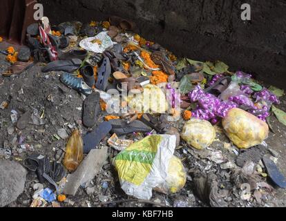 Mumbai, Inde. Sep 29, 2017 nuage de points. sur le sol sous une passerelle où une ruée est arrivé à Mumbai, Inde, sept. 29, 2017. Le nombre de morts dans une bousculade qui s'est passé vendredi à une passerelle près d'une gare locale à Mumbai, capitale financière de l'Inde, est passé à 22, des fonctionnaires a dit. crédit : bi xiaoyang/Xinhua/Alamy live news Banque D'Images