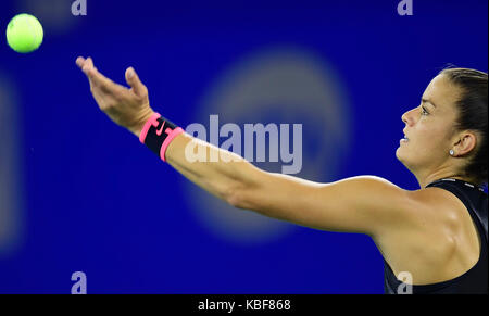 Wuhan, Chine. Sep 29, 2017 sakkari. maria de la grèce sert pendant la demi-finale des célibataires contre Caroline Garcia de la France à 2017 wuhan wta open à Wuhan, capitale de la province du Hubei en Chine centrale, sur sept. 29, 2017. crédit : Xinhua/Alamy live news Banque D'Images