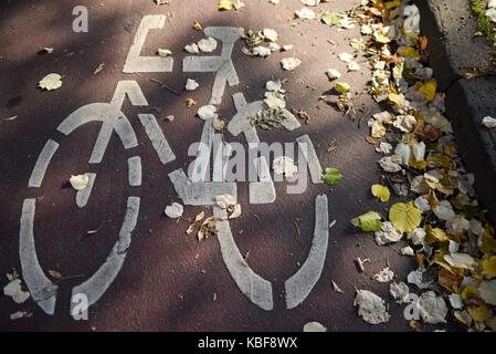 Une longue piste cyclable, vélo montre une Allemagne, Düsseldorf, le 27. septembre 2017. photo : Frank may | conditions dans le monde entier Banque D'Images