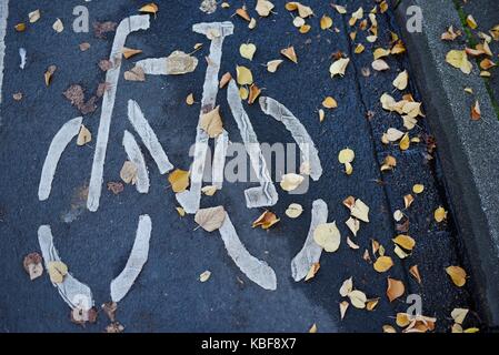 Une longue piste cyclable, vélo montre une Allemagne, Düsseldorf, le 27. septembre 2017. photo : Frank may | conditions dans le monde entier Banque D'Images