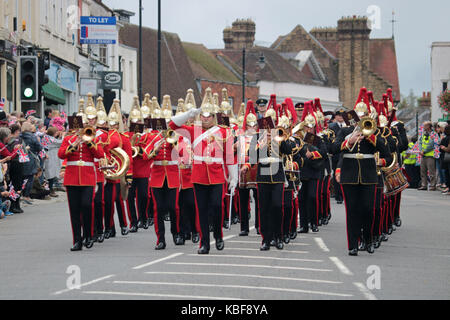 Dorking, Surrey, UK. Sep 29, 2017. Le personnel militaire marche dans le centre-ville de Dorking pour la parade d'Adieu Cour Headley. La Comtesse de Wessex ont assisté au service revoir à Headley Cour Défense médical Centre de réadaptation (DMRC). Une nouvelle installation est ouvert dans Loughborough en 2018. Credit : Julia Gavin/Alamy Live News Banque D'Images