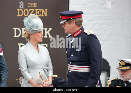 Dorking, Surrey, UK. Sep 29, 2017. Le personnel militaire marche dans le centre-ville de Dorking pour la parade d'Adieu Cour Headley. La Comtesse de Wessex ont assisté au service revoir à Headley Cour Défense médical Centre de réadaptation (DMRC). Une nouvelle installation est ouvert dans Loughborough en 2018. Credit : Julia Gavin/Alamy Live News Banque D'Images