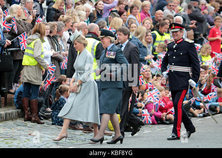 Dorking, Surrey, UK. Sep 29, 2017. Le personnel militaire marche dans le centre-ville de Dorking pour la parade d'Adieu Cour Headley. La Comtesse de Wessex ont assisté au service revoir à Headley Cour Défense médical Centre de réadaptation (DMRC). Une nouvelle installation est ouvert dans Loughborough en 2018. Credit : Julia Gavin/Alamy Live News Banque D'Images