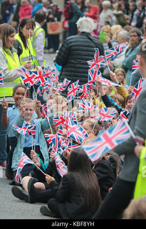 Dorking, Surrey, UK. Sep 29, 2017. Childresn excité brandissant des drapeaux au personnel militaire marche dans le centre-ville de Dorking pour la parade d'Adieu Cour Headley. La Comtesse de Wessex ont assisté au service revoir à Headley Cour Défense médical Centre de réadaptation (DMRC). Une nouvelle installation est ouvert dans Loughborough en 2018. Credit : Julia Gavin/Alamy Live News Banque D'Images