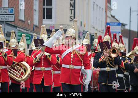 Dorking, Surrey, UK. Sep 29, 2017. Le personnel militaire marche dans le centre-ville de Dorking pour la parade d'Adieu Cour Headley saluer la comtesse de Wessex, qui ont assisté au service revoir à Headley Cour Défense médical Centre de réadaptation (DMRC). Une nouvelle installation est ouvert dans Loughborough en 2018. Credit : Julia Gavin/Alamy Live News Banque D'Images