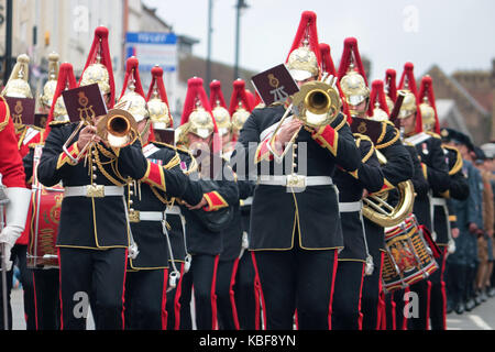 Dorking, Surrey, UK. Sep 29, 2017. Bande militaire marche dans le centre-ville de Dorking pour la parade d'Adieu Cour Headley. La Comtesse de Wessex ont assisté au service revoir à Headley Cour Défense médical Centre de réadaptation (DMRC). Une nouvelle installation est ouvert dans Loughborough en 2018. Credit : Julia Gavin/Alamy Live News Banque D'Images