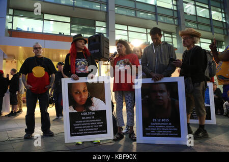 Sydney, Australie. Sep 29, 2017. Une journée nationale d'action a eu lieu dans tout le pays, les manifestants ont appelé à mettre fin aux décès en établissement et pour la fermeture des prisons pour les jeunes. Les manifestants ont marché à Sydney forme Lee Street à côté de la Gare Centrale de Sydney de Police de Surry Hill. Présents étaient des membres de la famille de Tane Chatfield, 22 ans, qui a été trouvé ne répond pas au Centre correctionnel de Tamworth, le 20 septembre. Crédit : Richard Milnes/Alamy Live News Banque D'Images