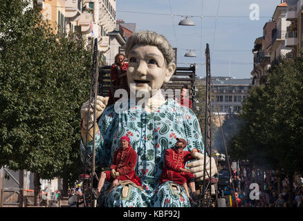 Genève, Suisse. 29 sep, 2017. Une grand-mère de marionnettes géantes, mesurant près de 8 mètres, des marches dans la rue de Genève, Suisse, sept. 29, 2017. deux marionnettes géantes de la compagnie royal de luxe, qui voyage à travers le monde, invité à Genève à partir de sept. 29 à oct. 1. Credit : xu jinquan/Xinhua/Alamy live news Banque D'Images