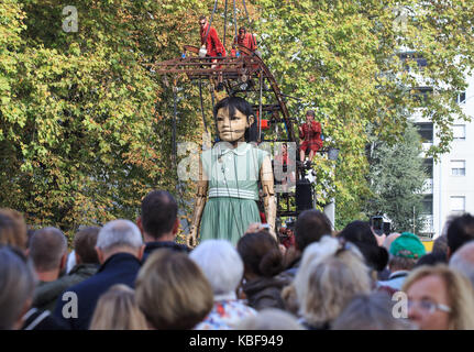 Genève, Suisse. Sep 29, 2017. d'une marionnette géante d'une fille, mesurant près de 8 mètres, des marches dans la rue de Genève, Suisse, sept. 29, 2017. deux marionnettes géantes de la compagnie royal de luxe, qui voyage à travers le monde, invité à Genève à partir de sept. 29 à oct. 1. Credit : xu jinquan/Xinhua/Alamy live news Banque D'Images