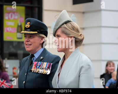 Dorking, Surrey, UK. Sep 29, 2017. La Comtesse de Wessex participant à la parade d'Adieu Cour Headley à Dorking centre-ville. Une nouvelle installation est ouvert dans Loughborough en 2018. Credit : Julia Gavin/Alamy Live News Banque D'Images