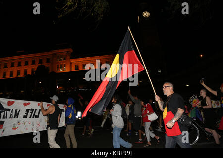 Sydney, Australie. Sep 29, 2017. Une journée nationale d'action a eu lieu dans tout le pays, les manifestants ont appelé à mettre fin aux décès en établissement et pour la fermeture des prisons pour les jeunes. Les manifestants ont marché à Sydney forme Lee Street à côté de la Gare Centrale de Sydney de Police de Surry Hill. Présents étaient des membres de la famille de Tane Chatfield, 22 ans, qui a été trouvé ne répond pas au Centre correctionnel de Tamworth, le 20 septembre. Crédit : Richard Milnes/Alamy Live News Banque D'Images