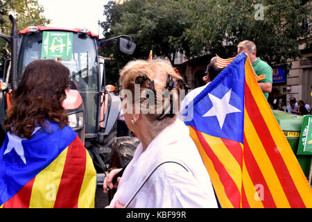 Barcelone, Espagne. Sep 29, 2017. L'indépendance de la Catalogne holding manifestants drapeaux sont observés au cours d'une protestation. Autour de 400 tracteurs appelée par les syndicats agricoles se sont réunis au centre de la ville de Barcelone pour défendre le référendum de l'indépendance. Le 29 septembre 2017 à Barcelone, Espagne. Credit : SOPA/Alamy Images Limited Live News Banque D'Images