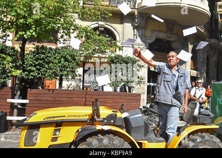 Barcelone, Espagne. Sep 29, 2017. Un agriculteur est photographié pendant les bulletins de vote dans l'air de son tracteur, liées à l'organisation d'un référendum du 1er octobre. Autour de 400 tracteurs appelée par les syndicats agricoles se sont réunis au centre de la ville de Barcelone pour défendre le référendum de l'indépendance. Le 29 septembre 2017 à Barcelone, Espagne. Credit : SOPA/Alamy Images Limited Live News Banque D'Images