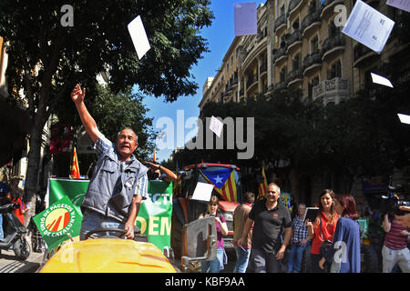 Barcelone, Espagne. Sep 29, 2017. Un agriculteur est photographié pendant les bulletins de vote dans l'air de son tracteur, liées à l'organisation d'un référendum du 1er octobre. Autour de 400 tracteurs appelée par les syndicats agricoles se sont réunis au centre de la ville de Barcelone pour défendre le référendum de l'indépendance. Le 29 septembre 2017 à Barcelone, Espagne. Credit : SOPA/Alamy Images Limited Live News Banque D'Images