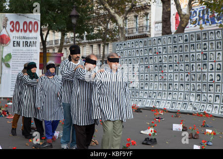 Paris, France. Sep 29, 2017 exposition de rue. par des militants des droits de l'homme iranien soulignant le massacre de 1988 de 30000 prisonniers politiques en Iran à la place de la Bastille à Paris le 29 septembre 2017. à l'exposition vendredi, les survivants et les familles des victimes ont témoigné au public au sujet de leur traitement en vertu du régime. un rapport des Nations Unies vient de lancer une enquête sur le massacre de 1988 à révéler la vérité. crédit : siavosh hosseini/Alamy live news Banque D'Images