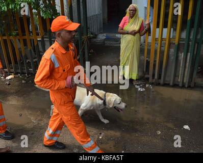 Mumbai. 29 sep, 2017. Un sauveteur qui entre dans un site du stampede à Mumbai, Inde, sept. 29, 2017. Le nombre de morts dans une bousculade qui s'est passé vendredi à une passerelle près d'une gare locale de Mumbai a grimpé à 22, des fonctionnaires dit. crédit : Xinhua/Alamy live news Banque D'Images